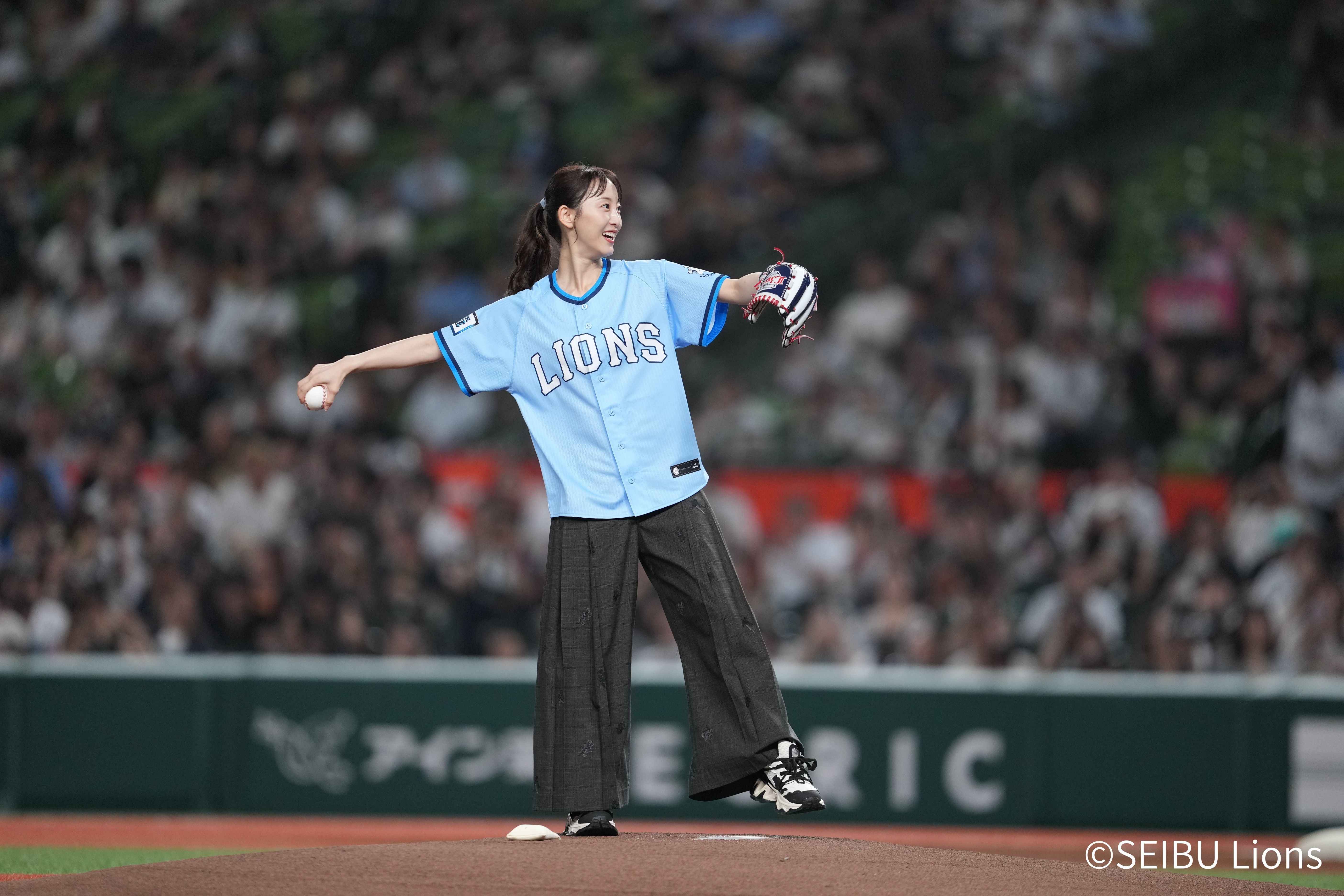 ハーマイオニー・グレンジャー役 松井玲奈がセレモニアルピッチに登場